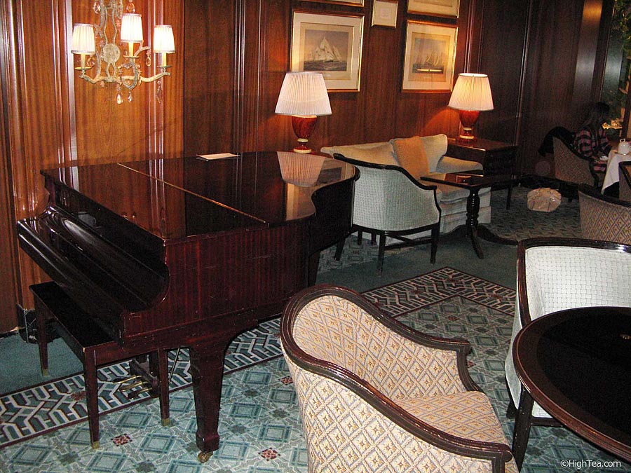 Lobby and piano at Four Seasons Hotel Chicago