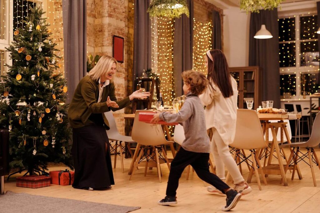 cadeau kerst kinderen en oma samen kerstmis vieren