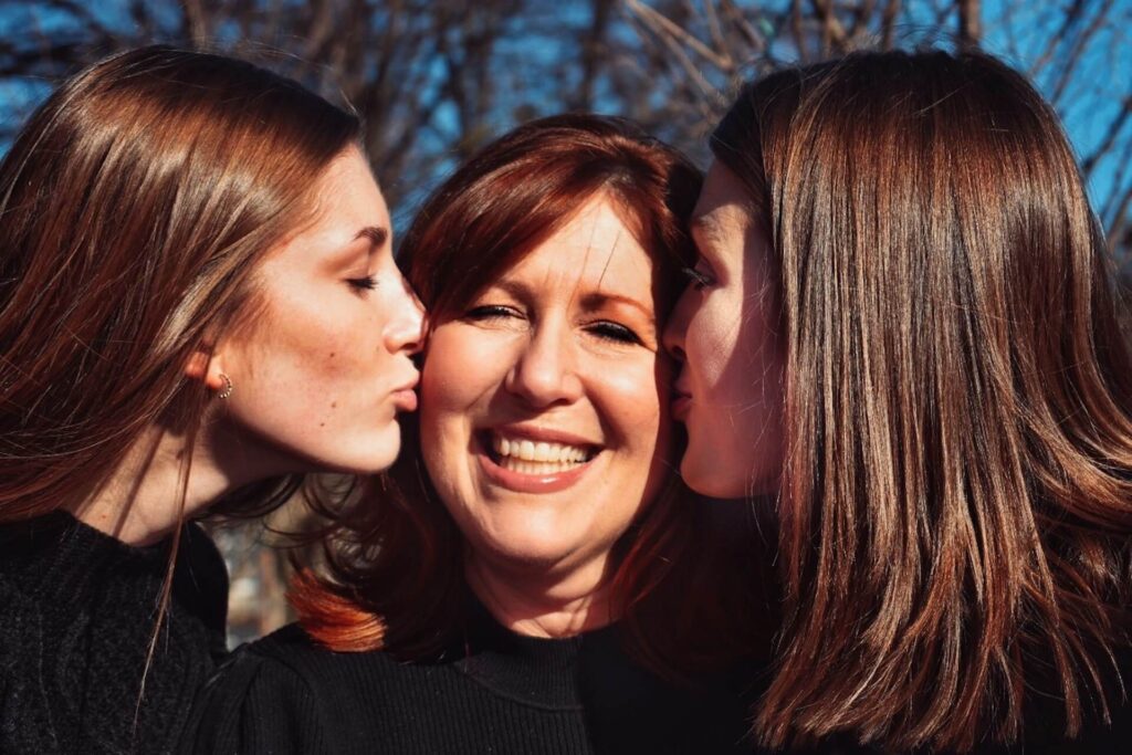 Moederdag cadeau zussen liefde mama zoen